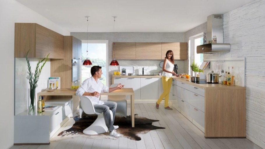 Пара в мебельном магазине