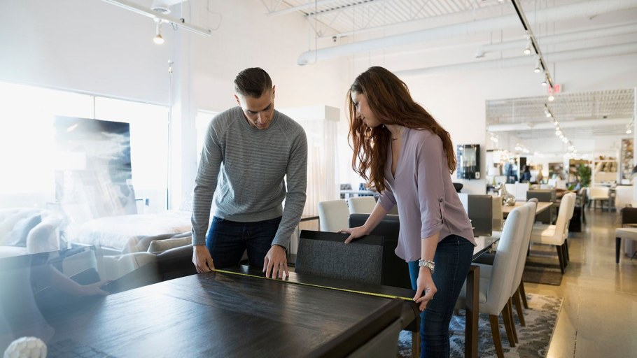 Человек в мягкой мебели