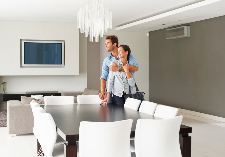 Люди несут мебель