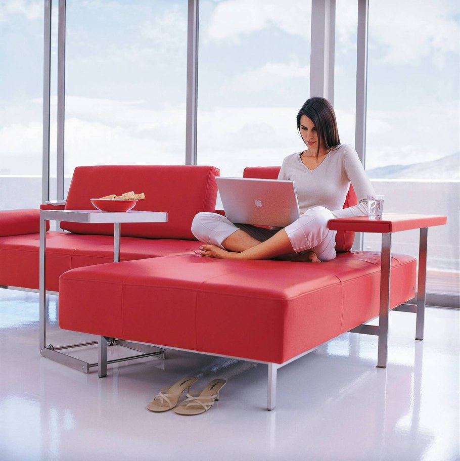 Люди выбирают мебель