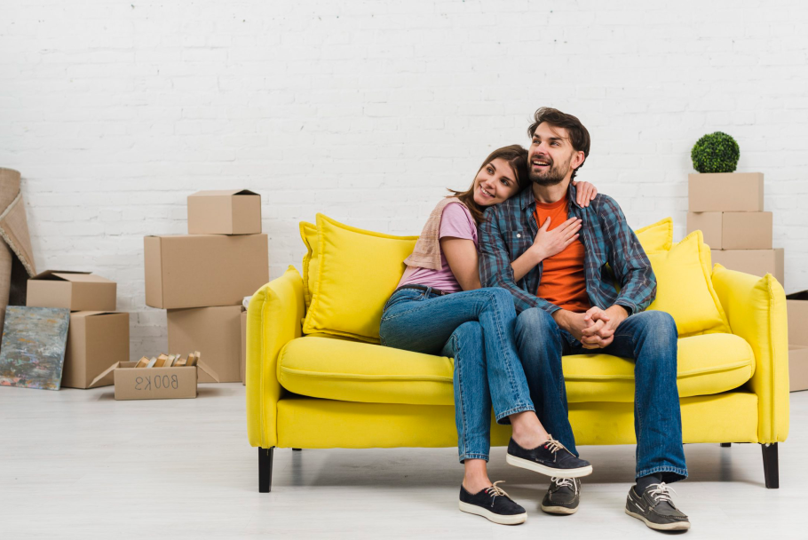 Человек сидит на диване