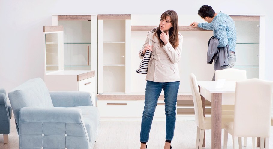 Пара в магазине мебели