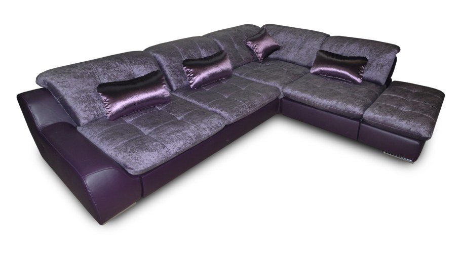 Интерьер гостиной с угловым диваном