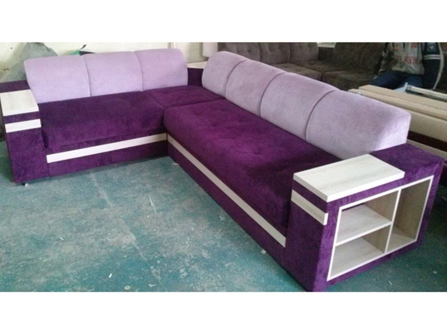 Диван фиолетового цвета