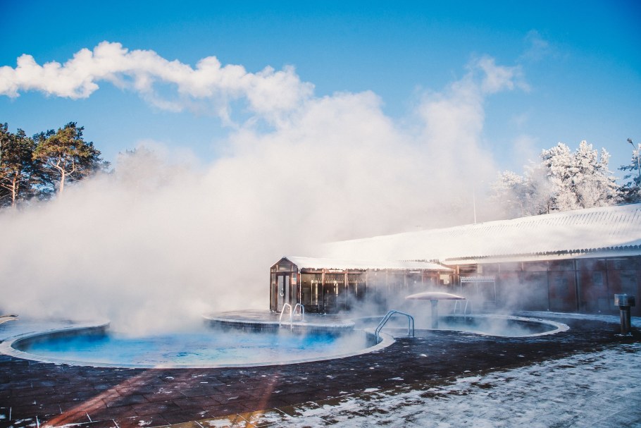 Переливной и скиммерный бассейн
