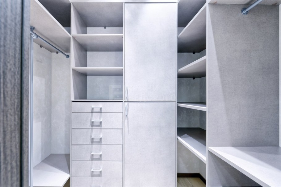 Гардеробная из ЛДСП П образная