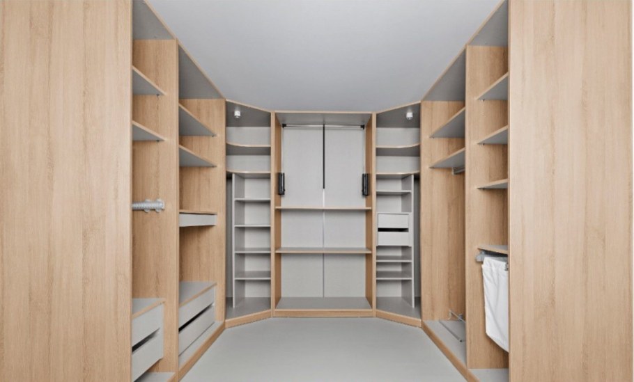 П-образная гардеробная комната