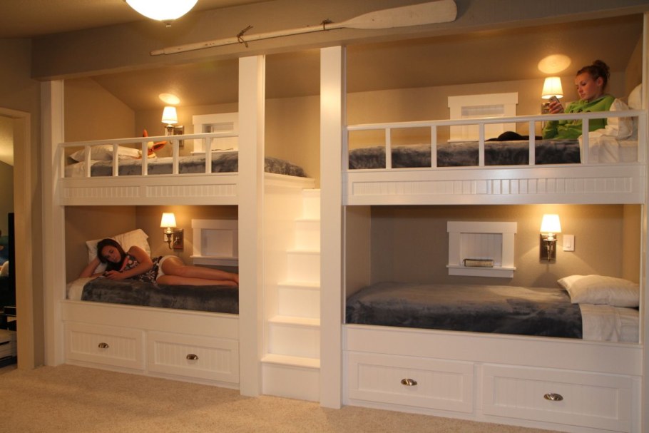 Двухъярусная кровать для четверых детей