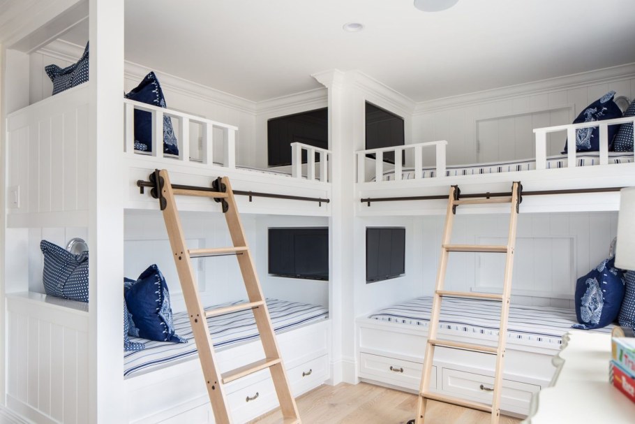 Четыре человека в кровати