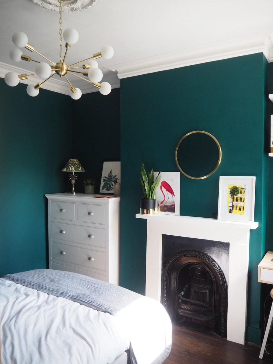 Интерьер с зелеными стенами и белой мебелью