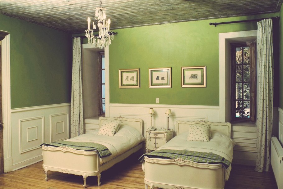 Спальня в стиле лофт зеленого цвета