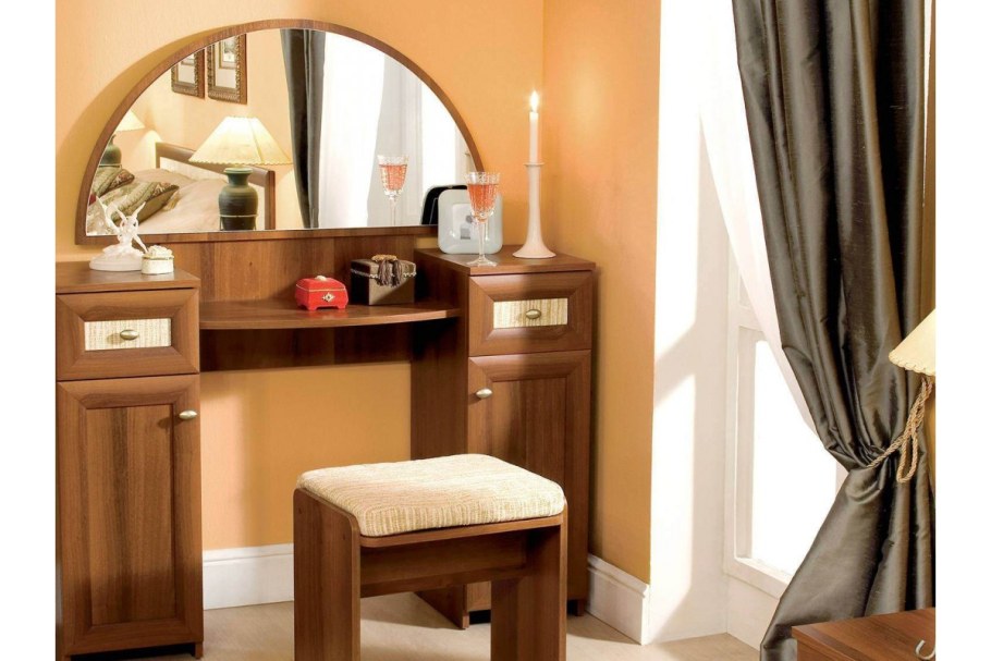 Туалетный столик с зеркалом для девочки