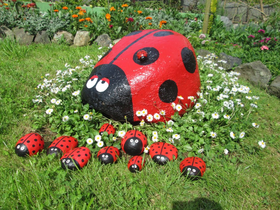 Божья коровка из каски строительной