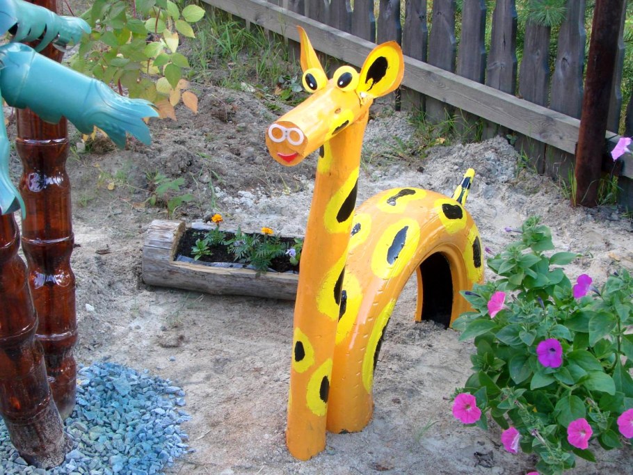 Фигурки из колес для сада