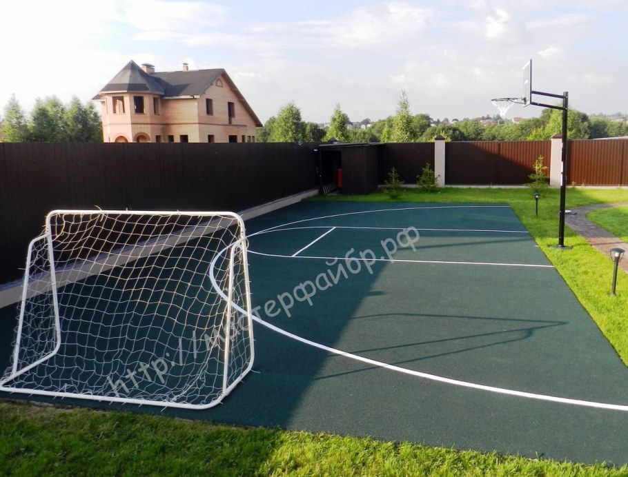 Футбольная площадка на участке