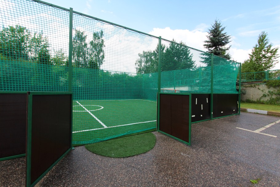 Футбольная площадка