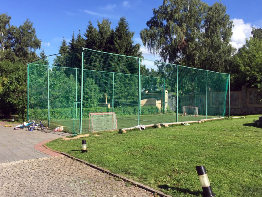 Футбольное поле на даче