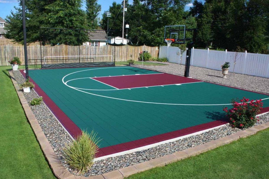 Дом с теннисным кортом и бассейном