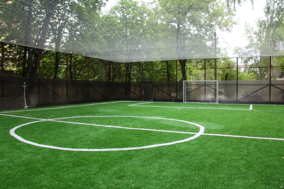 Теннисный корт газон