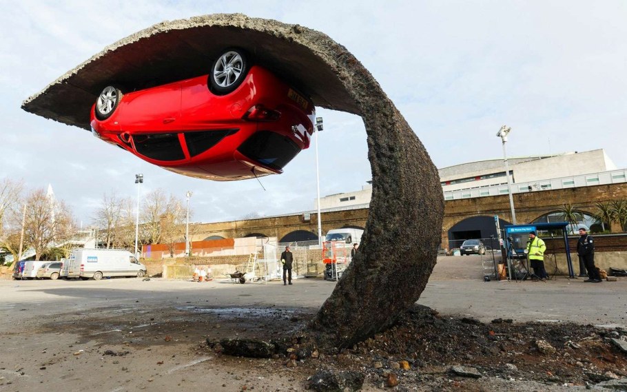 Инсталляция Алекса Чиннека машина