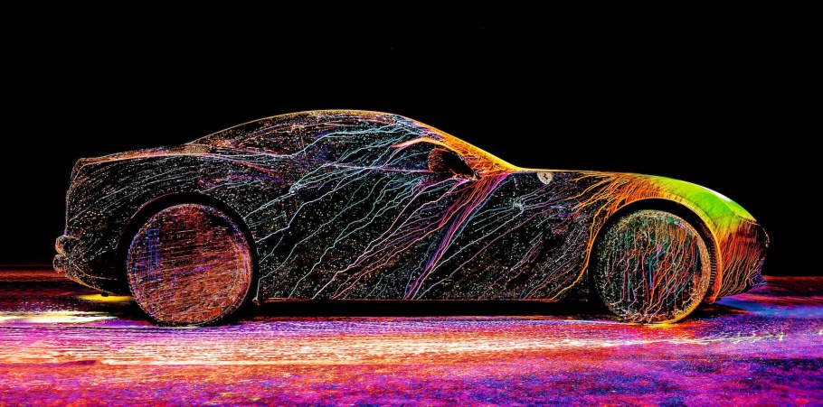 Машина в брызгах краски