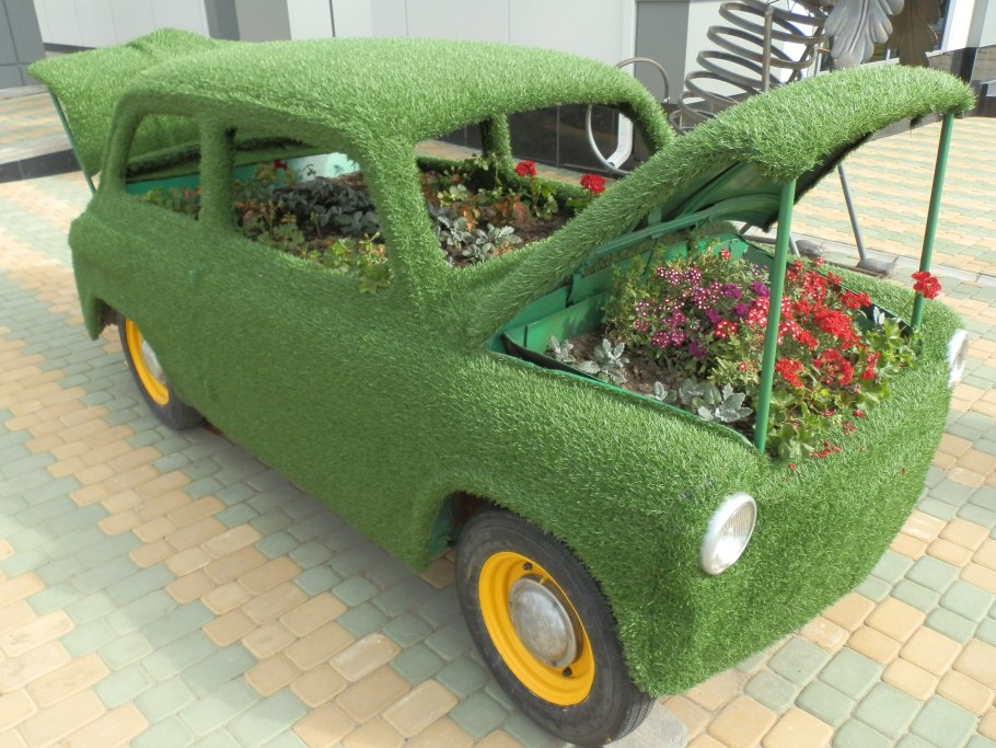 Клумба из автомобиля