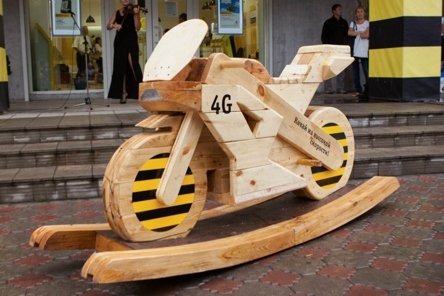 Мотоцикл из дерева для детской площадки