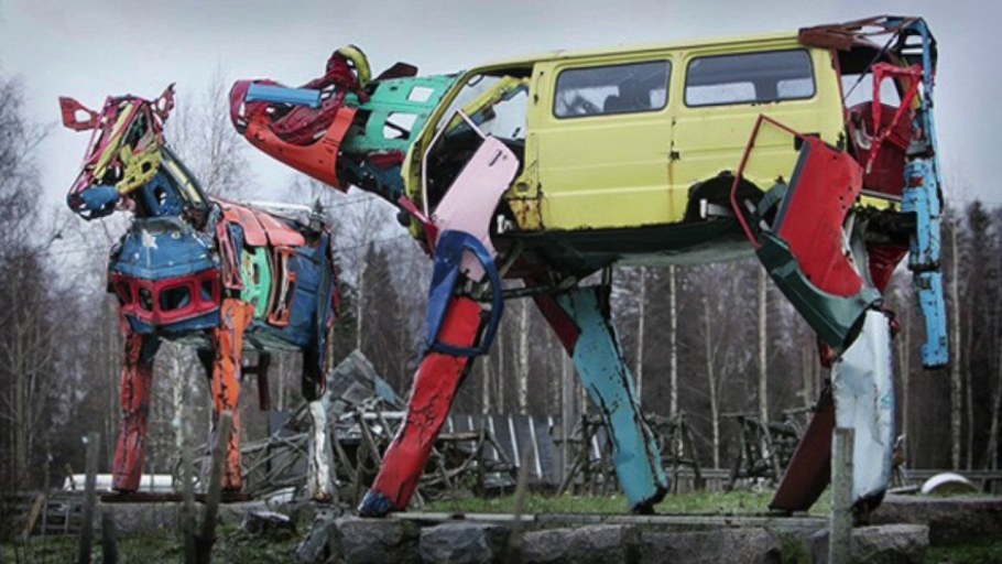 Скульптура из автомобилей