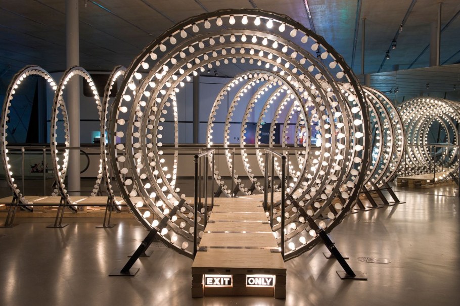 Инсталляция из светодиодов