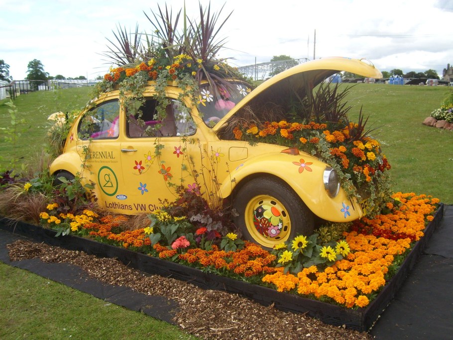 Клумбы в виде машин