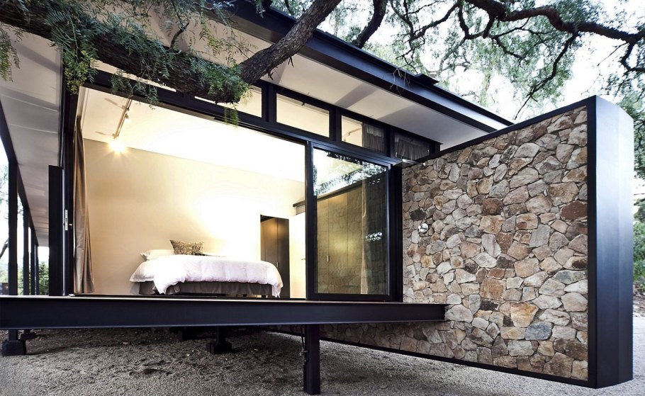 Дом из камня дерева и стекла