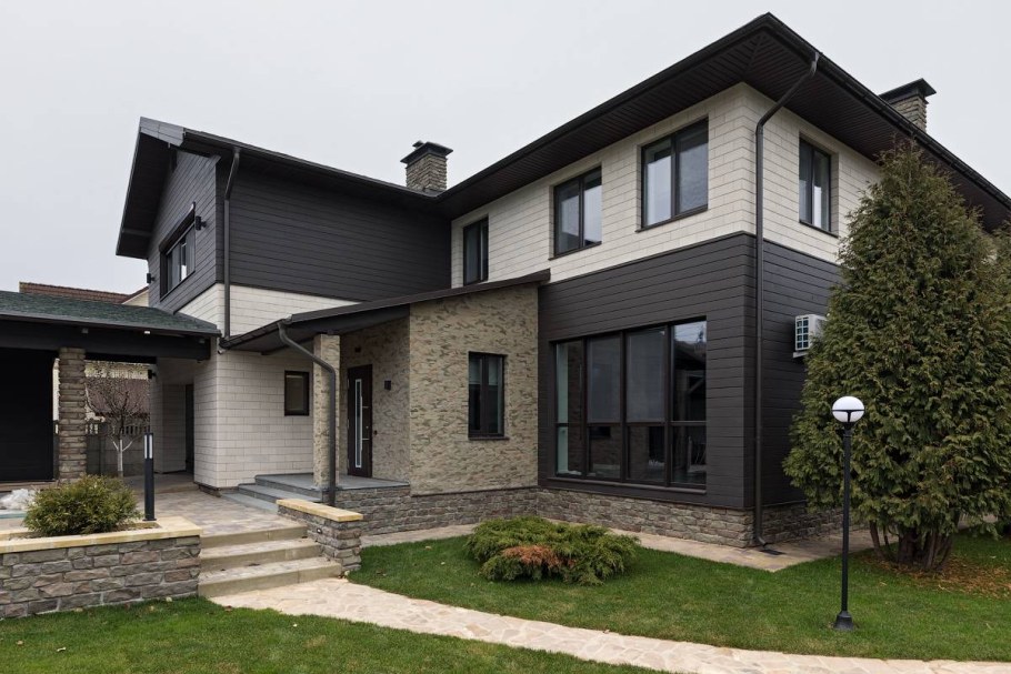 Отделка фасада короедом и камнем