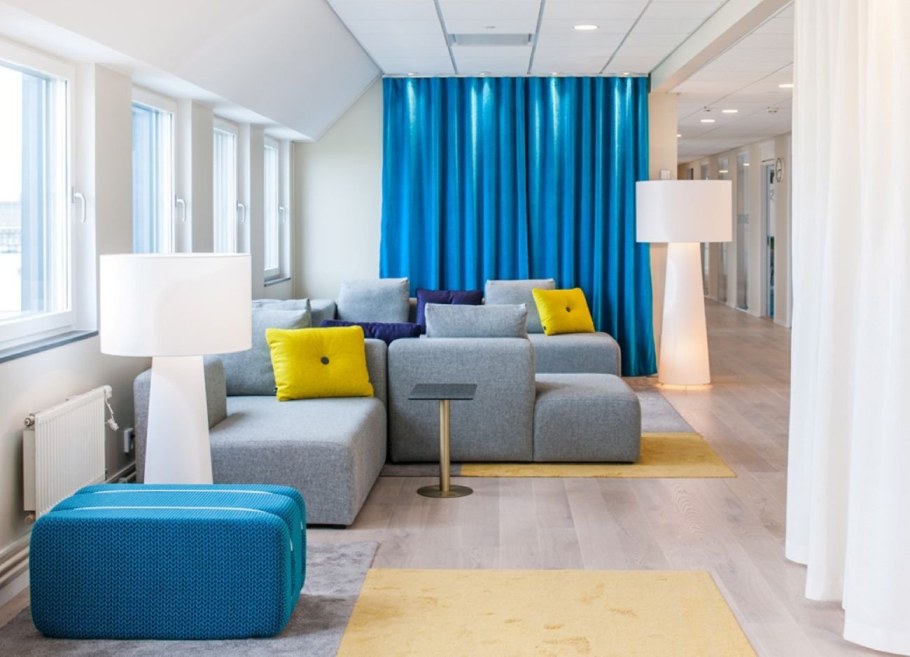 Ковер к синему дивану в интерьере