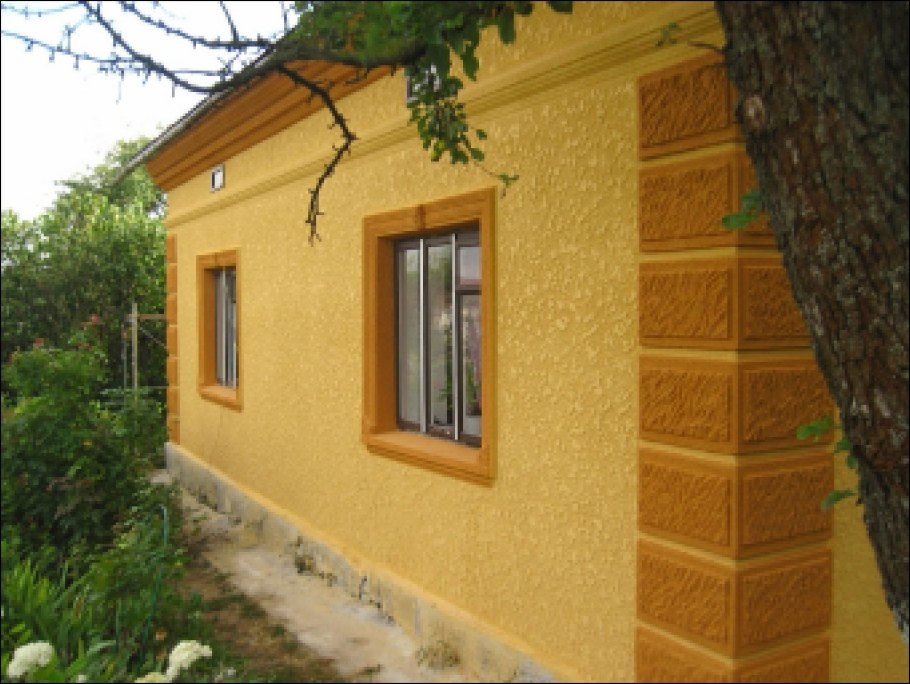 Дом штукатурка и дерево