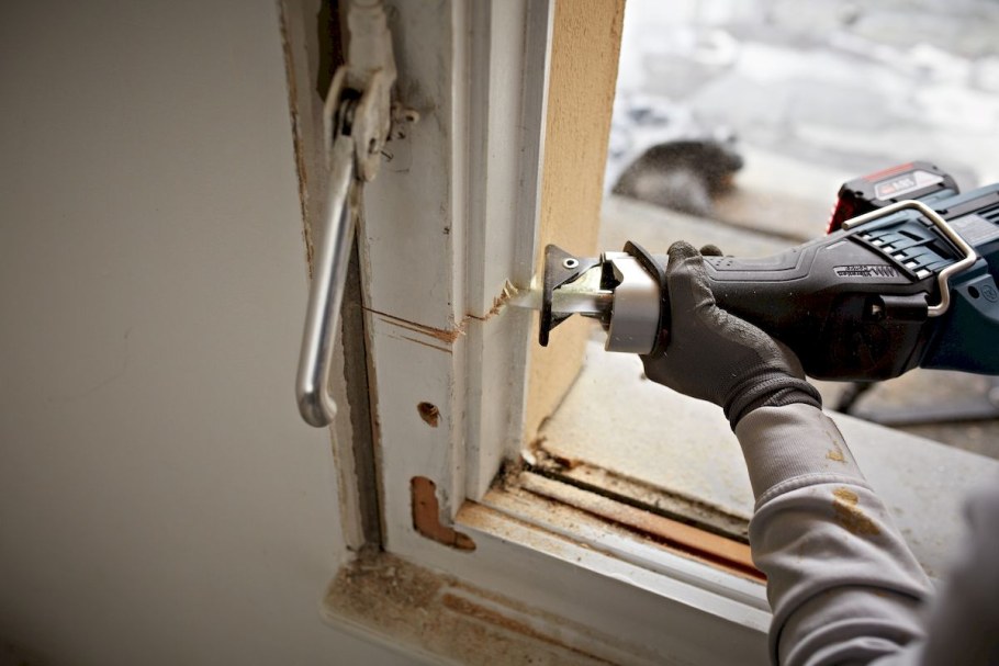 Демонтаж окон и дверей