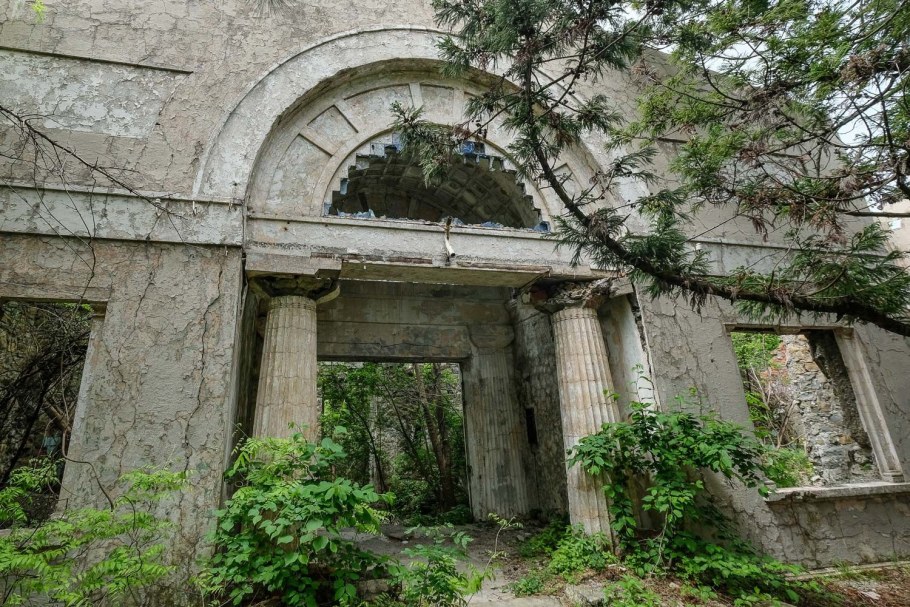 Заброшенный деревянный дом