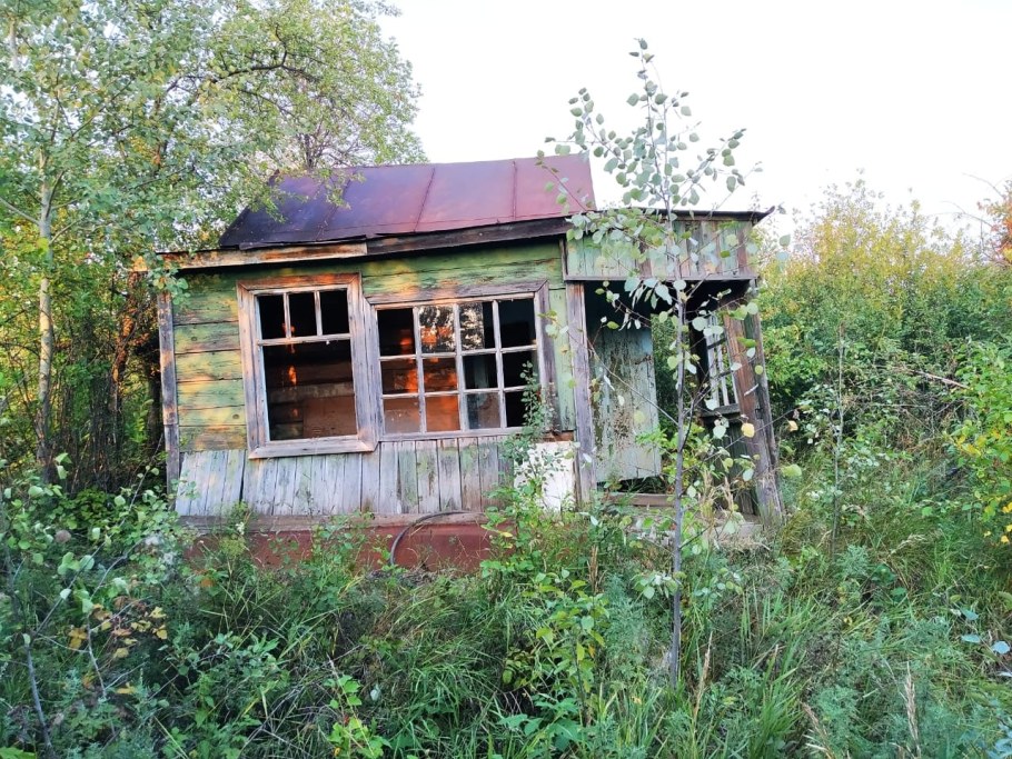 Заброшенный деревянный дом