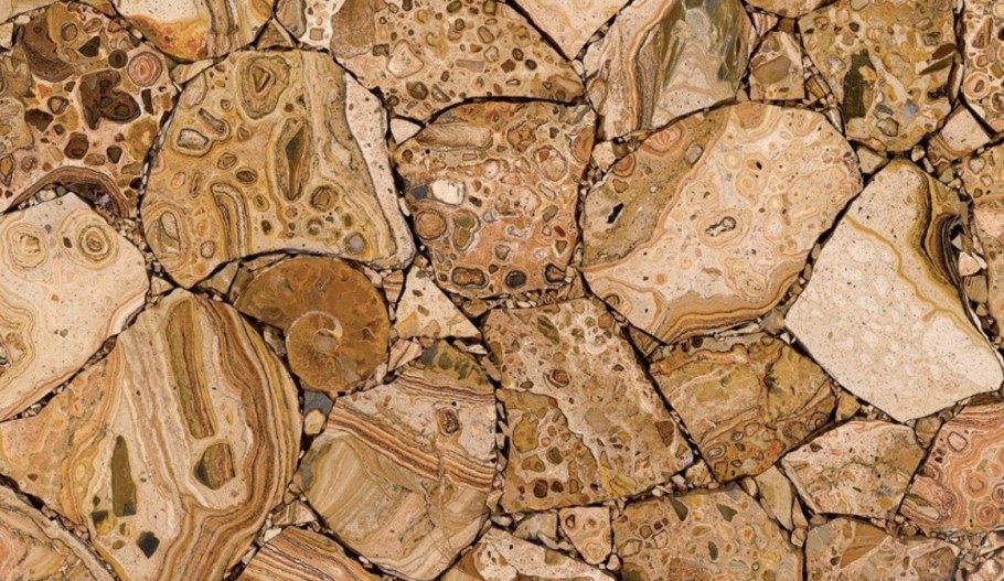 Бежево коричневый камень