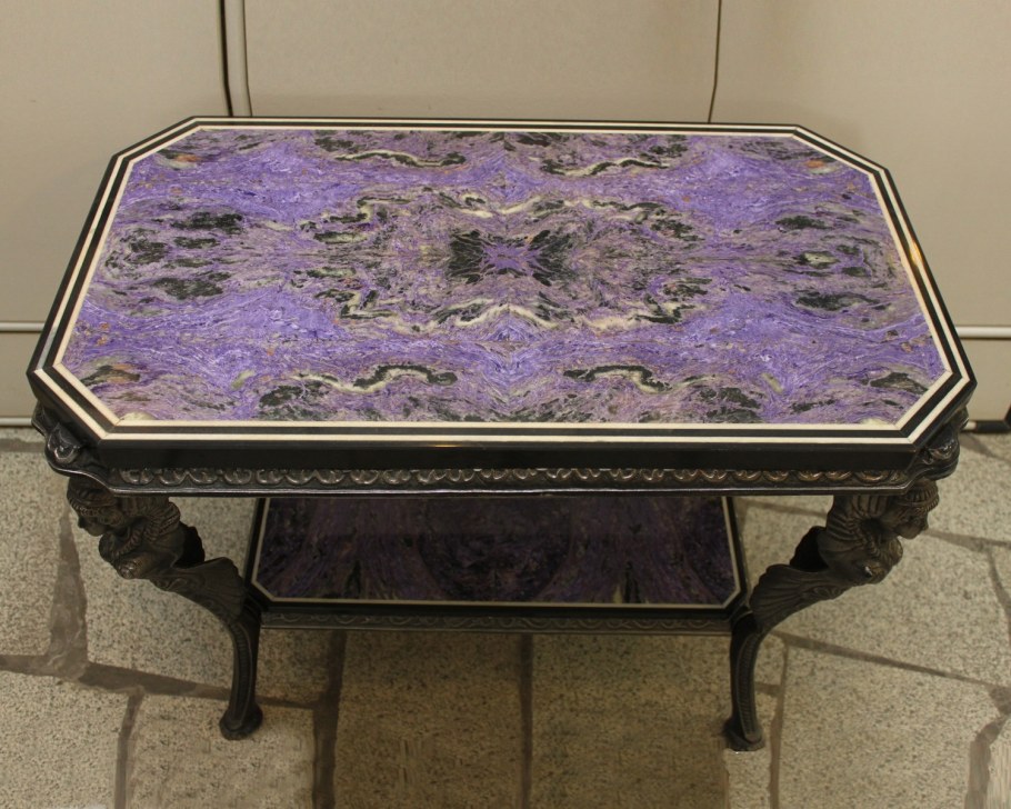 Стол из чароита