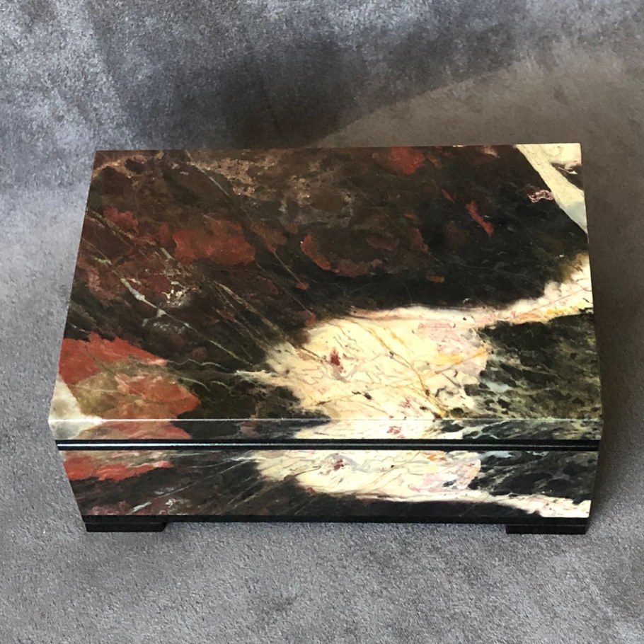 Столик из яшмы