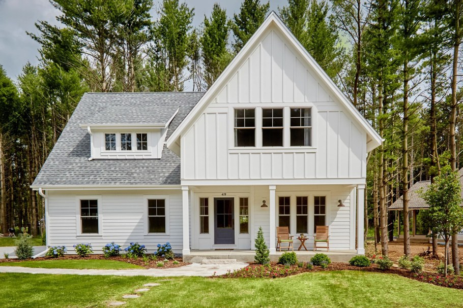 Белый дачный домик