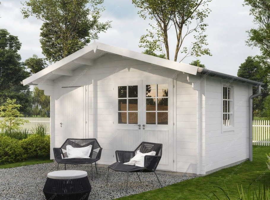 Небольшой домик белого цвета