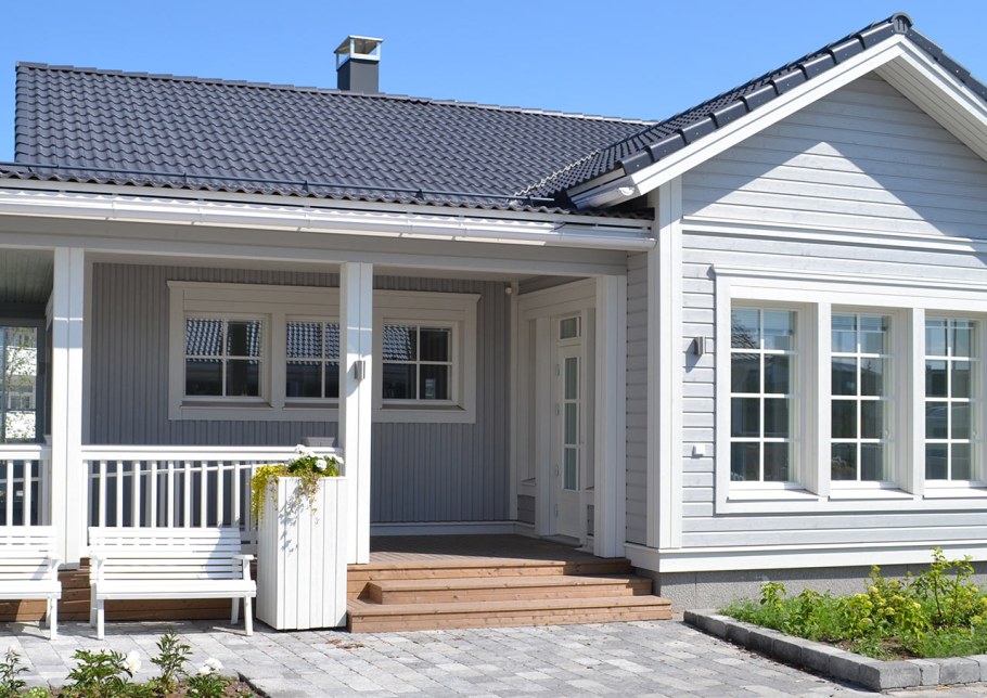 Небольшой уютный домик белый