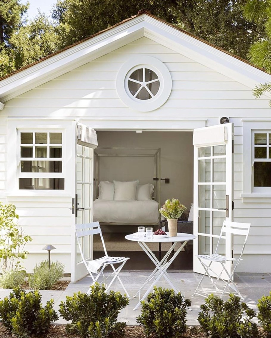 Дачный домик белого цвета