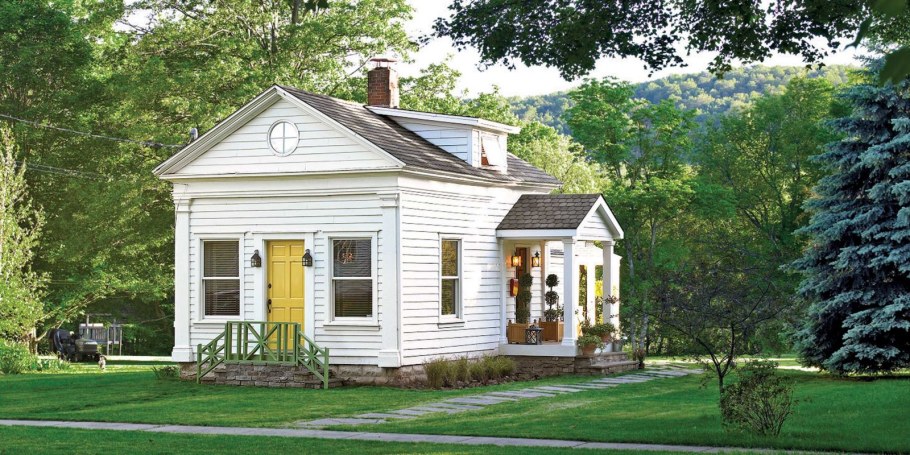 Белый деревянный домик