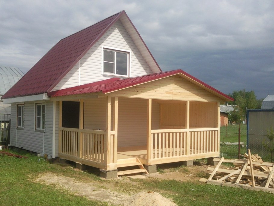 Дачный дом с пристроем-верандой