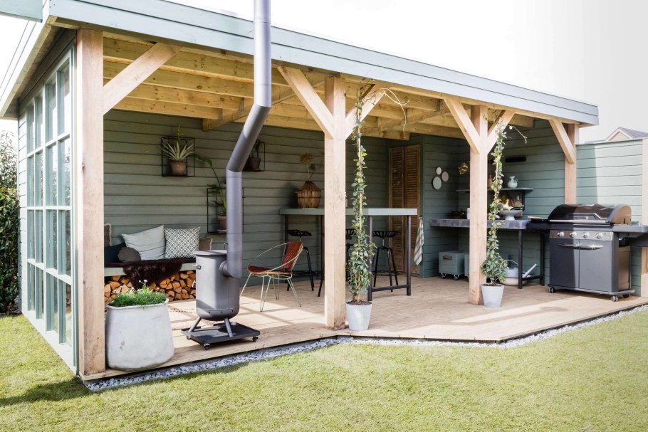 Закрытая веранда с мангалом