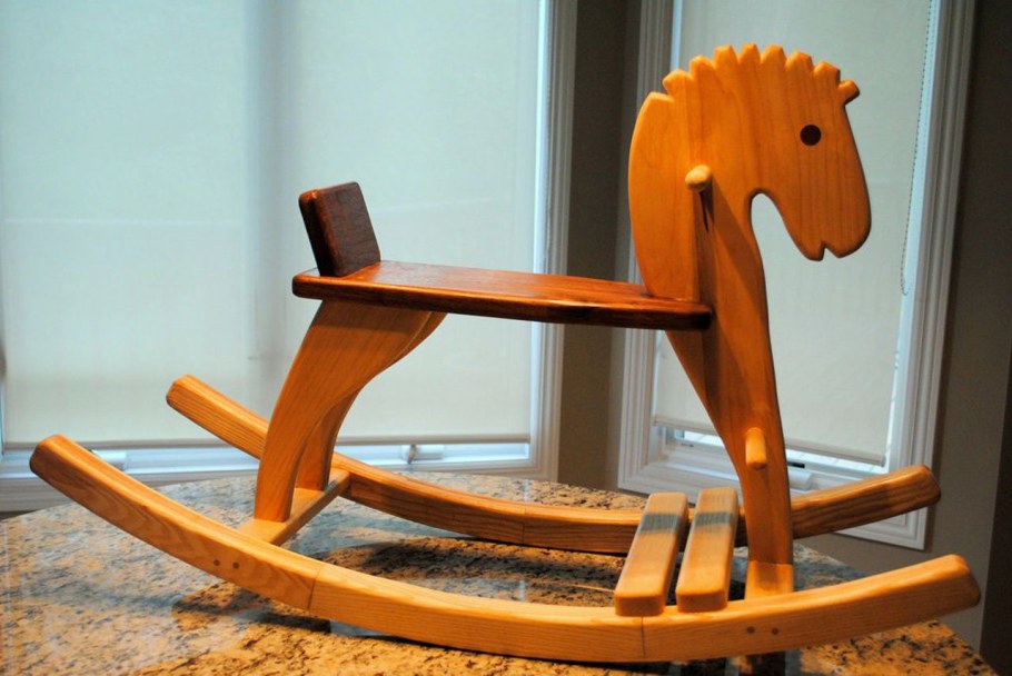 Винтажная деревянная лошадка