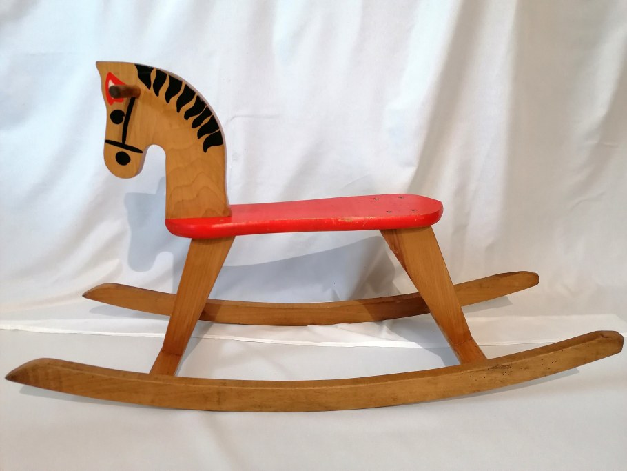 Деревянный конь для детей