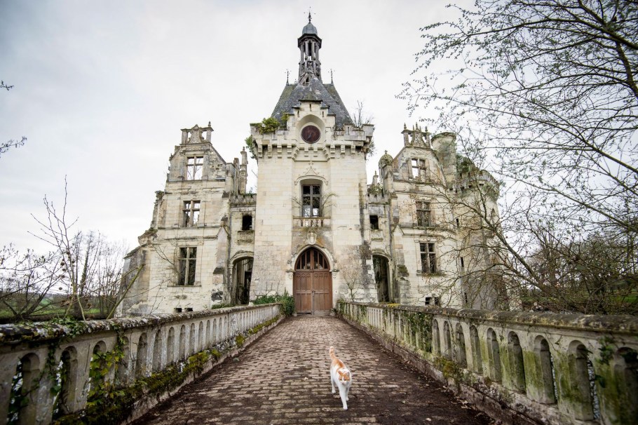 Заброшенный замок кенаря во Франции